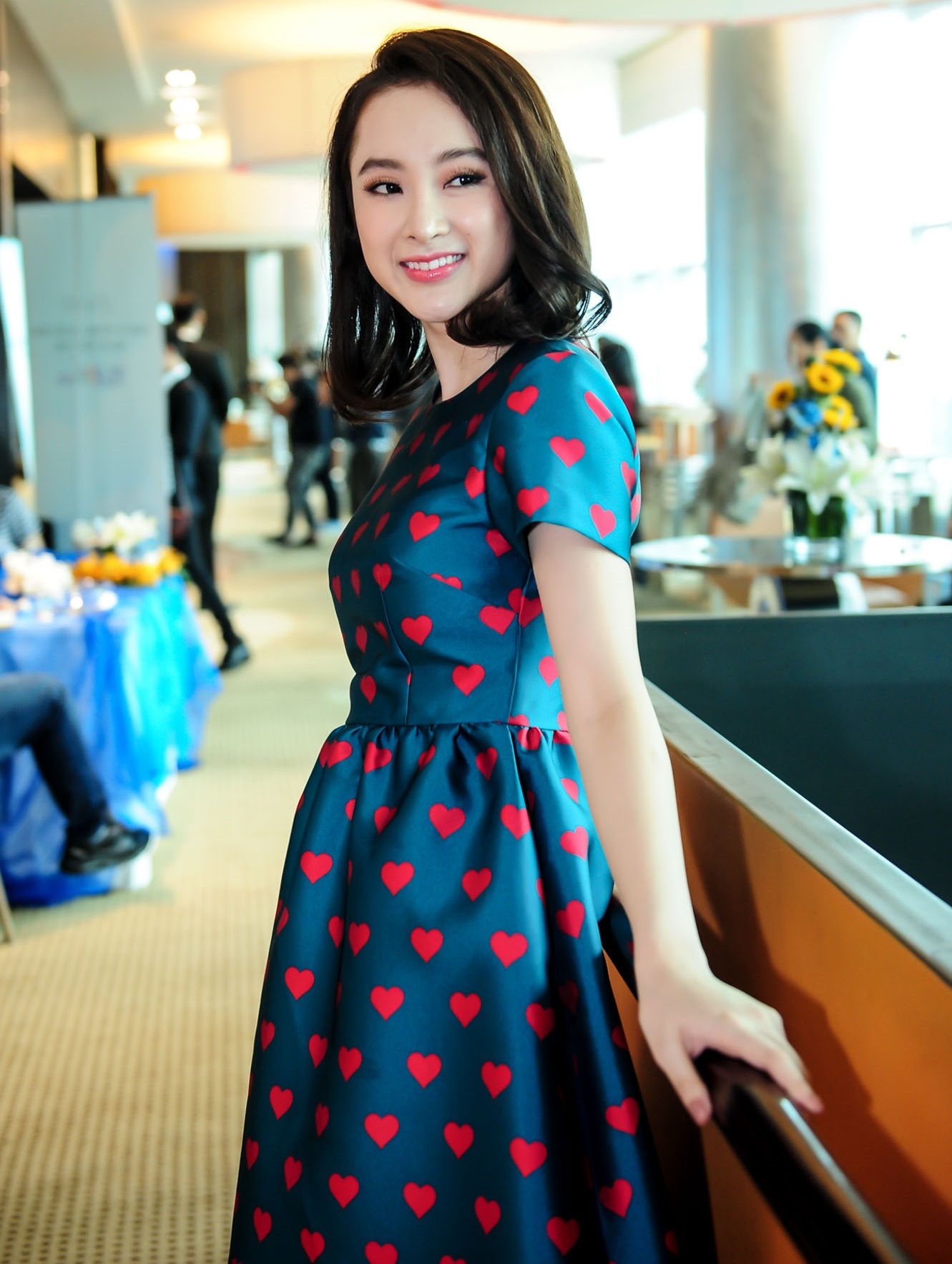 à dự án đánh dấu sự trở lại của bà mẹ nhí sau 3 năm vắng bóng màn ảnh rộng. Trong phim, cô đảm nhận vai Họa Mi. Vì mẹ mất ngay khi vừa chào đời, Hoạ Mi (Angela Phương Trinh) luôn rơi vào cảm giác thiếu thốn tình thương. Do vậy, cô bực bội, căm ghét cha. Tại buổi họp báo, nữ diễn viên sinh năm 1995 chia sẻ: “Thời gian qua, tôi nhận rất nhiều lời mời nhưng đến lần này, tôi mới cảm thấy thật sự hứng thú. Vai diễn Họa Mi nghe qua đơn giản nhưng thực sự rất khó. Với một nhân vật có nhiều đất diễn cũng là thử thách, áp lực để tôi cố gắng