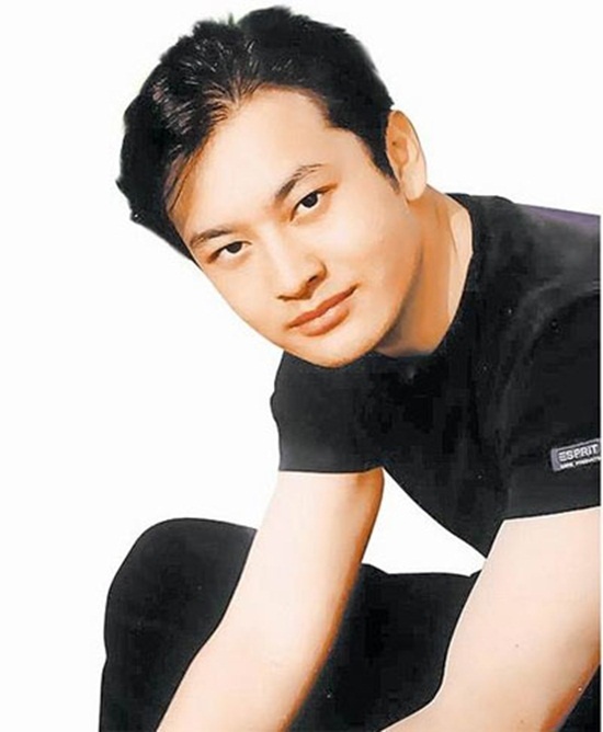 Hình ảnh thời mới khởi nghiệp của Huỳnh Hiểu Minh với đôi mắt một mí, cằm vuông nhưng không chẻ gợi cảm như hiện nay.