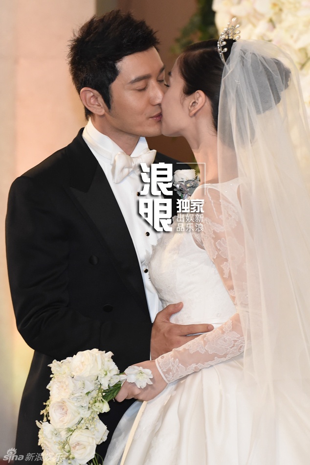 Hai người trao nhau nụ hôn nồng thắm trước ống kính.