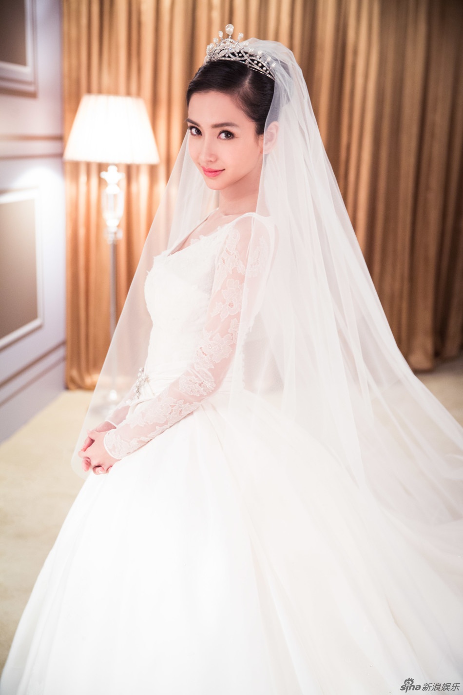 Angelababy đẹp lộng lẫy trong hậu trường trước giờ hôn lễ. Cô mặc bộ váy cưới màu trắng của thương hiệu nổi tiếng Dior.