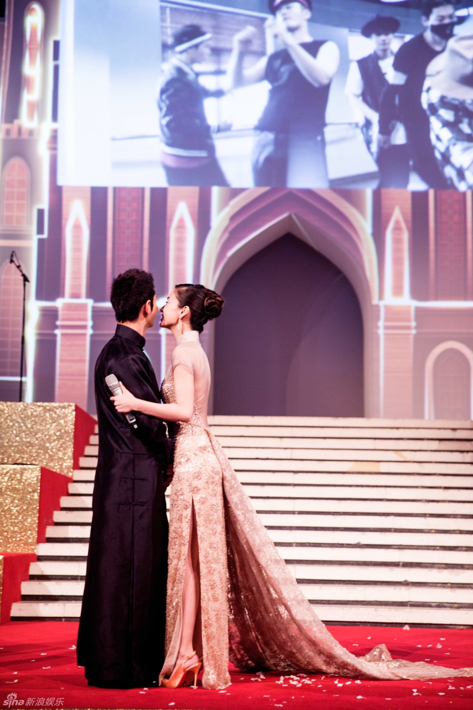 Cặp sao hôn nhau trên sân khấu giao lưu.