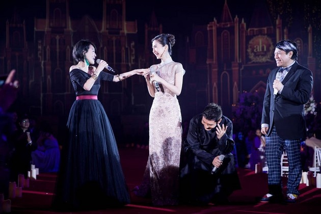 Huỳnh Hiểu Minh cười và ngồi gục hẳn xuống vì câu hỏi tế nhị.