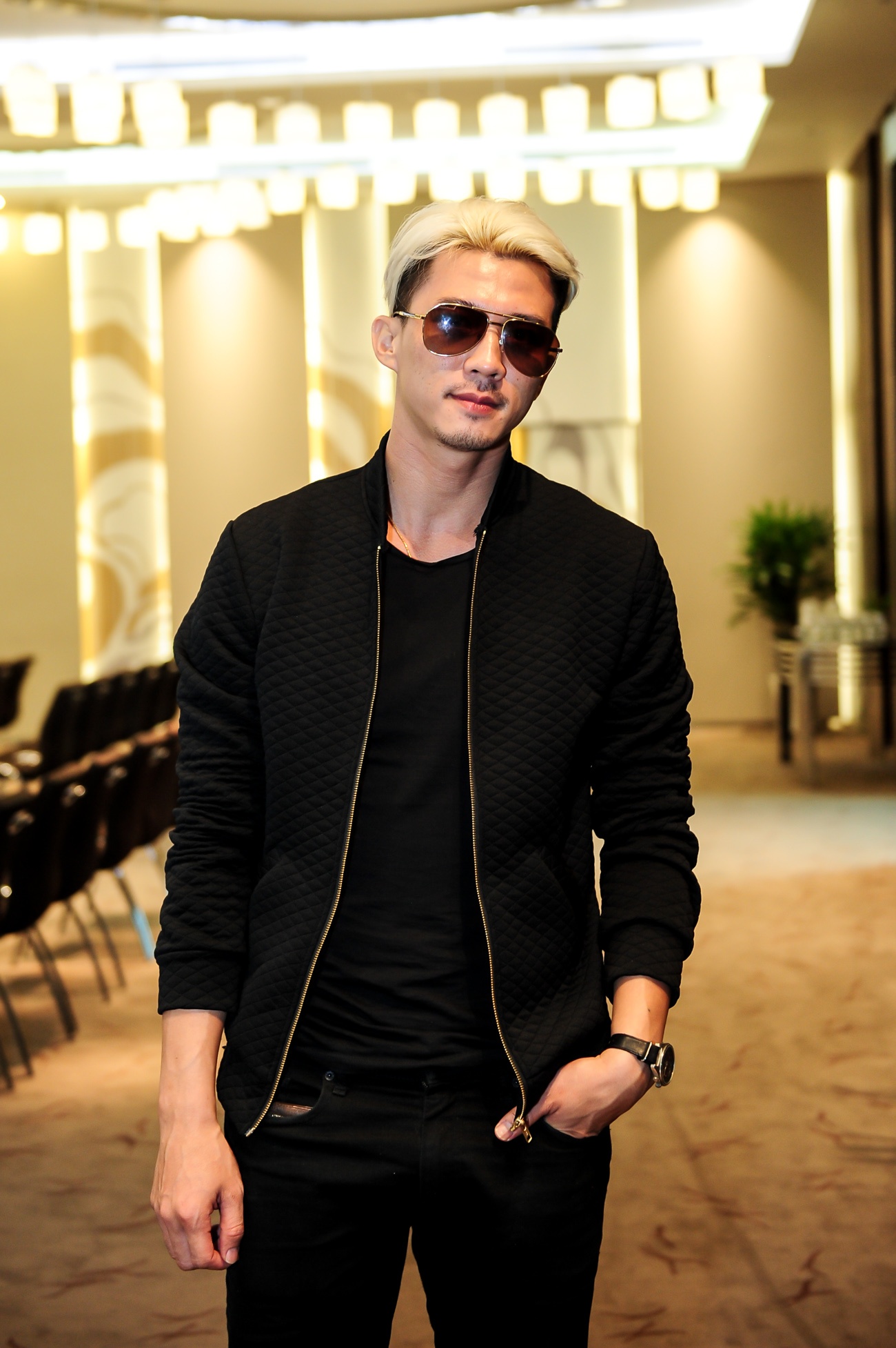 Diễn viên Hà Việt Dũng gây chú ý với mái tóc lạ lẫm cùng trang phục cá tính.