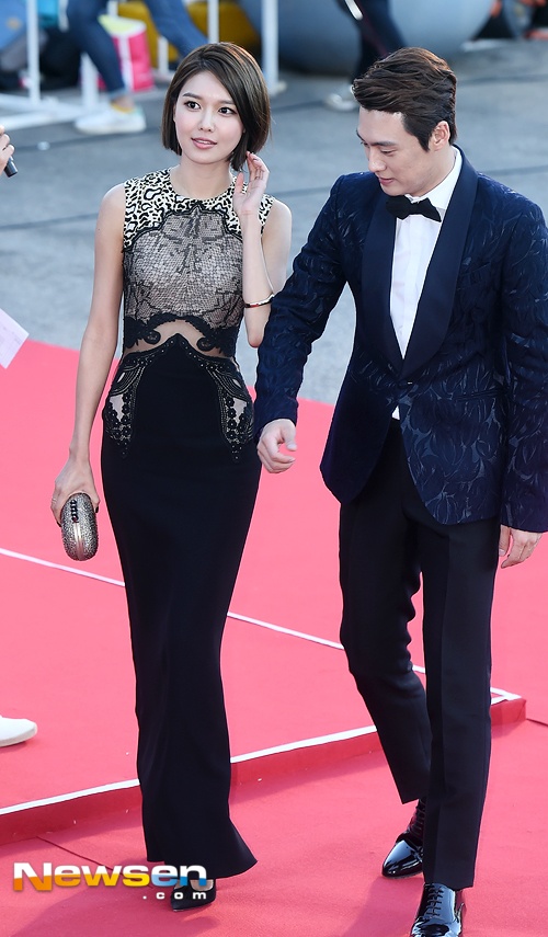 Chân dài xinh đẹp của SNSD - Soo Young khoe sắc.