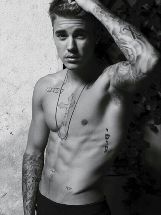 Hoàng tử nhạc pop đăng ảnh ngực trần sau scandal lộ ảnh nóng.