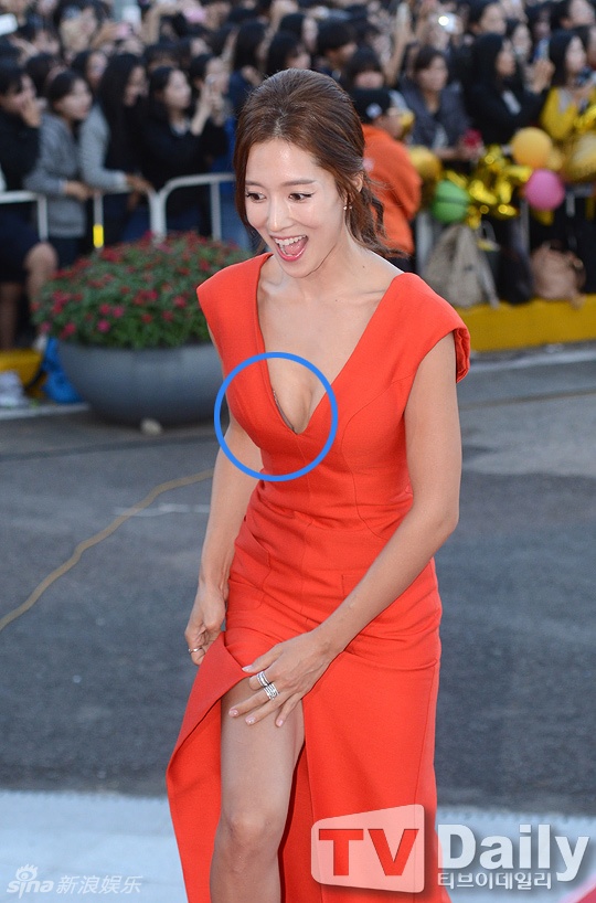 Người đẹp Wang Bit Na lộ phụ kiện nội y.