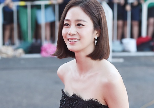 Kim Tae Hee lien tuc che chan vay tren tham do hinh anh