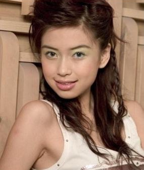 Gương mặt vuông vắn thấy rõ của cô thiếu nữ tuổi 16.