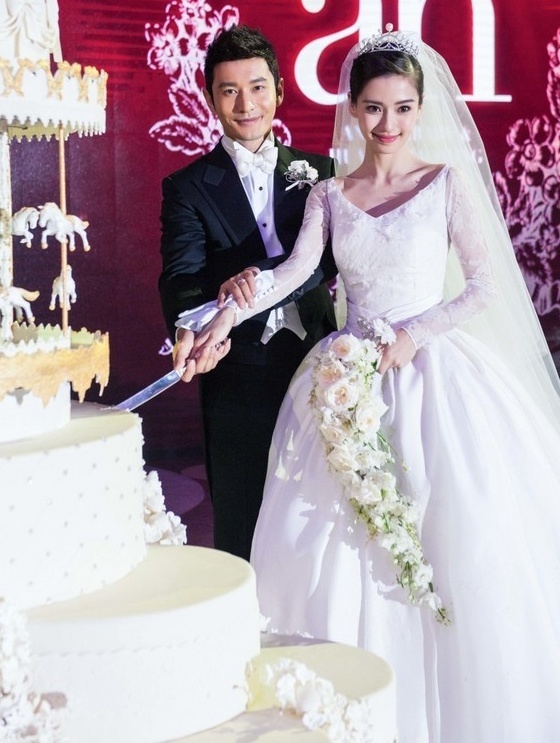 Angelababy và Huỳnh Hiểu Minh đẹp như tranh trong lễ cưới. Nhìn họ, phóng viên không tiếc lời khen ngợi đẹp như tiểu thuyết. Tuy nhiên, đôi vợ chồng lại  bị chỉ trích sở hữu nhan sắc nhân tạo, đẹp nhờ thẩm mỹ khi hình ảnh quá khứ khác hẳn hiện tại.