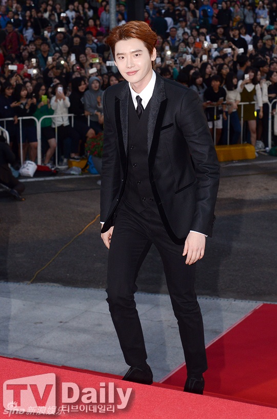 Tài tử điển trai Lee Jong Suk trên thảm đỏ.