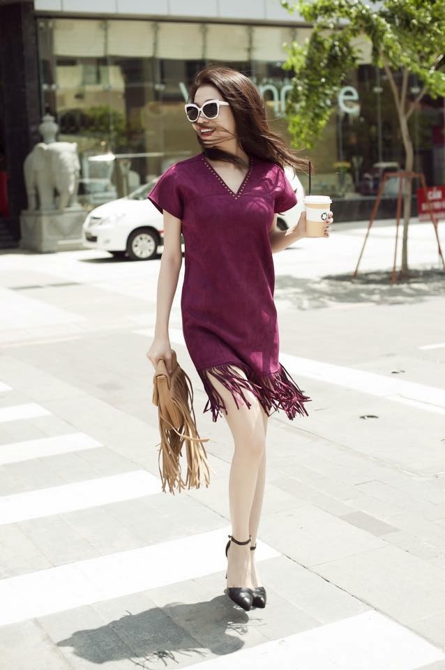 Cá tính hơn khi diện váy liền thân dáng ngắn bạn có thể mix thêm túi xách  tua rua đang được giới trẻ rất ưa chuộng.