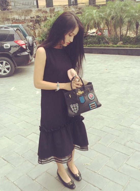 Muốn điệu đà và nữ tính hơn với màu đen sang trọng, bạn có thể  chọn phần chân váy chèn ren và được may bèo  nhún nhẹ nhàng như Vân Hugo.