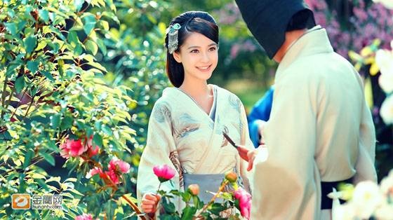 Angelababy có sự nghiệp chưa nổi trội. Phim Vân Trung Ca từng được đánh giá làm nên kỳ tích nhưng lại thất bại khi phát sóng.