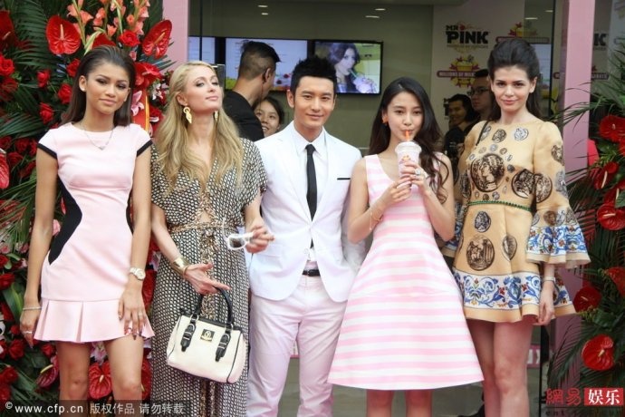 Giữa dàn nghệ sĩ chụp chung, không khó để nhận ra hai người là một đôi.