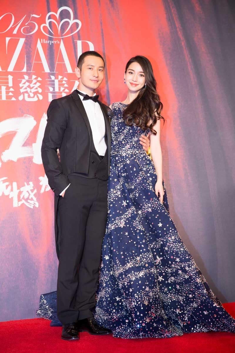 Trên thảm đỏ, Angelababy yêu kiều với bộ váy Zuhair Murad Haute Couture tuyệt đẹp, lấp lánh sao. Lúc này, Huỳnh Hiểu Minh chọn bộ vest đen truyền thống, cài nơ trước cổ.