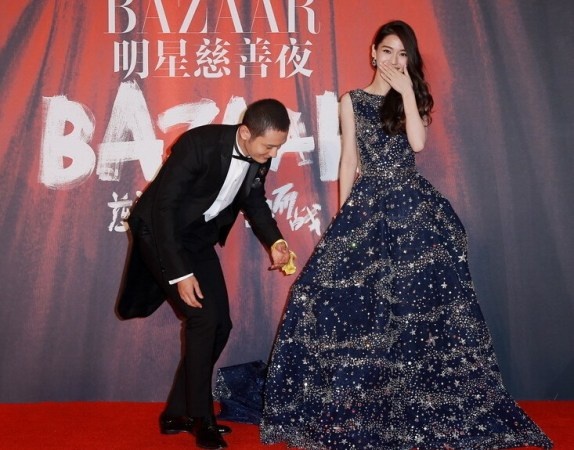 Hành động lịch thiệp với giai nhân yêu kiều tô điểm thêm sự tương xứng về trang phục và câu chuyện ái tình lãng mạn.