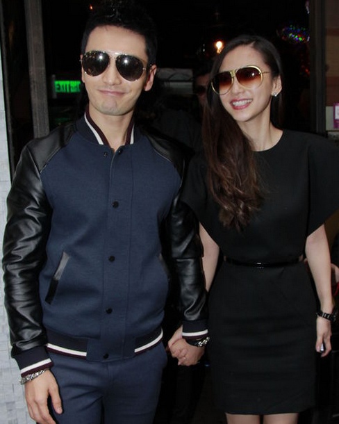 Trong cuộc sống đời thường, hai người cũng là cặp đôi ăn ý. Họ cùng nổi bật với tông đen.