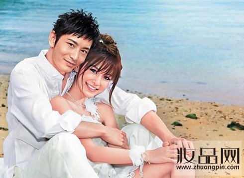 Khi lần đầu tiên họ chụp ảnh chung, Angelababy và Huỳnh Hiểu Minh đã khiến nhiều người trầm trồ vì sự hài hòa đến ngỡ ngàng trong gu thời trang. Với những người tinh mắt đã có thể dự đoán sớm việc thành đôi của họ sau này.