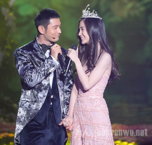 Trong sự kiện hồi đầu năm, Angelababy mặc váy ren màu hồng, phụ kiện vương miện giống hệt công chúa trong cổ tích. Để tương xứng, Huỳnh Hiểu Minh mặc trang phục với phong cách quý tộc, y hệt một hoàng tử. 