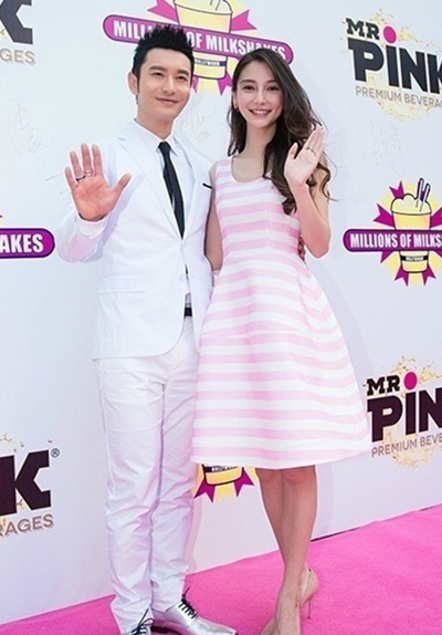 Tại các sự kiện chung, Angelababy và Huỳnh Hiểu Minh đều cố tình mang đến sự hài hòa về thời trang. Trong ảnh, Huỳnh Hiểu Minh mặc vest trắng rất ăn ý với bộ váy sọc ngang màu hồng của bạn gái.