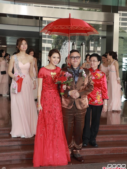 Cô dâu và chú rể bị phen hoảng sợ vì sự cố.