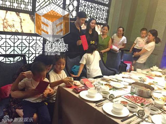 Gia đình Huỳnh Hiểu Minh sum họp sau lễ cưới.