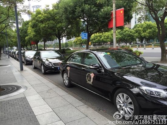 Dàn xe sang kéo dài khắp tuyến phố dù địa điểm rước dâu và nơi tổ chức hôn lễ chỉ cách nhau vài phút đi bộ.