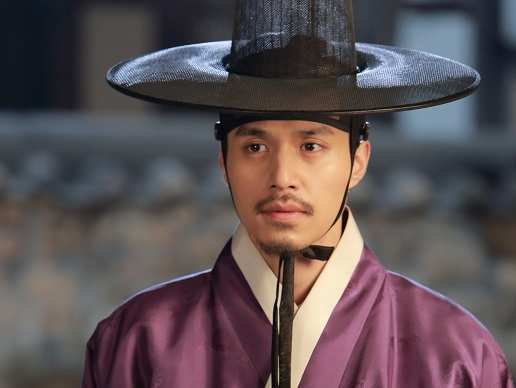 My nam Lee Dong Wook la lam trong tao hinh co trang hinh anh