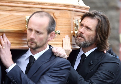 Jim Carrey lang nguoi dua tang ban gai hinh anh