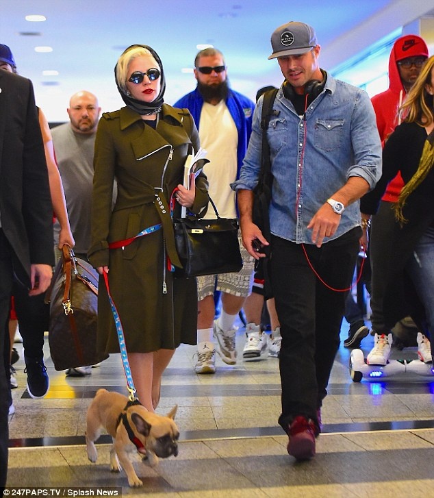 Cuối tuần qua, Lady Gaga và bạn trai Taylor Kinney bay đến thành phố New York sau khi dự buổi công chiếu American Horror Story: Hotel ở Los Angeles. Cặp đôi bị bắt gặp ở sân bay LaGuardia, dắt theo chú cún cưng.