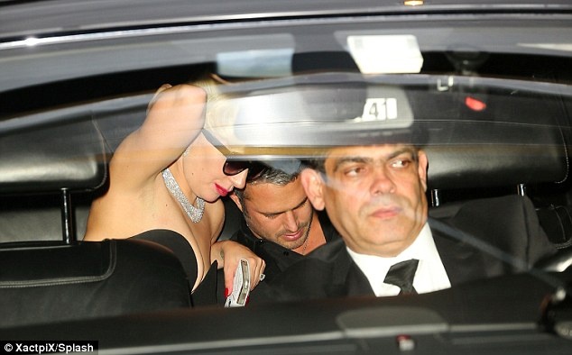 Buổi tối cùng ngày, nữ ca sĩ và bạn trai ra phố. Lady Gaga diện bộ đầm cúp ngực, đeo nữ trang kim cương, leo lên chiếc xe Rolls Royce đỗ gần căn hộ của cô.