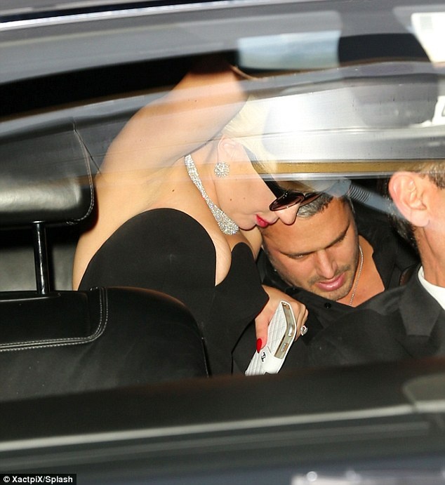 Trang phục cúp ngực khiến vòng 1 nữ ca sĩ xộc xệch.