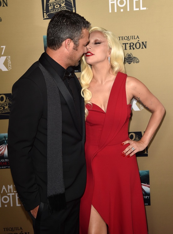 Nam diễn viên Chicago Fire gần đây chia sẻ anh thấy vui khi Lady Gaga tham gia diễn xuất. Taylor thậm chí giúp bạn gái tập dượt kịch bản và đưa ra lời khuyên diễn xuất.