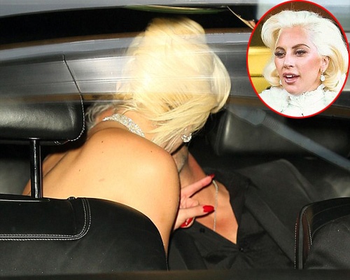Lady Gaga hon ban trai say dam trong oto hinh anh