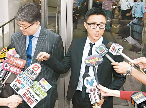 Thôi Kiến Bang (phải) trả lời phỏng vấn sau bê bối hành hung bạn gái năm 2010.