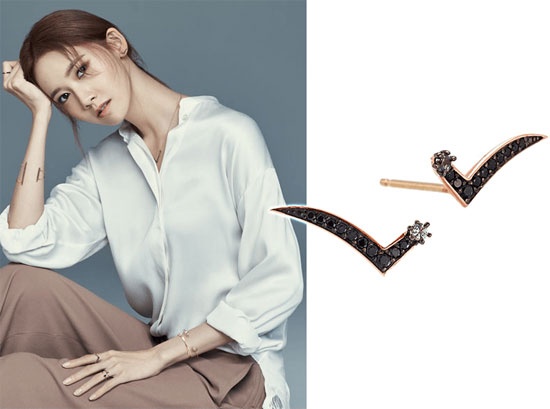 Gương mặt thanh thoát của Yoona rất phù hợp với bông tai thanh mảnh giá <abbr class=
