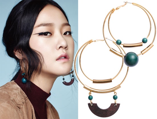 Đôi bông tai vòng hiệu H&M khiến gương mặt siêu mẫu Kang Seung Hyun thêm bắt mắt. Bông tai có giá bình dân <abbr class=