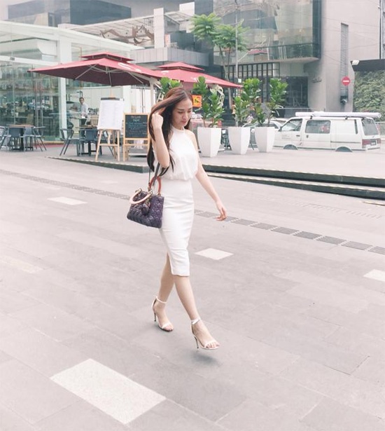 Kelly Tú Anh nữ tính và sang trọng với váy trắng tinh khôi.