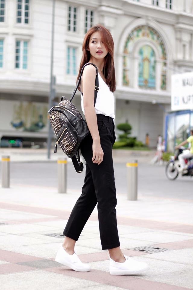 Khả Ngân trẻ trung với set đồ đơn giản là áo hai dây trắng, quần đen,  giày thể thao. Chiếc ba lô đính đá cũng là phụ kiện xuống phố  được nhiều cô gái yêu thích.