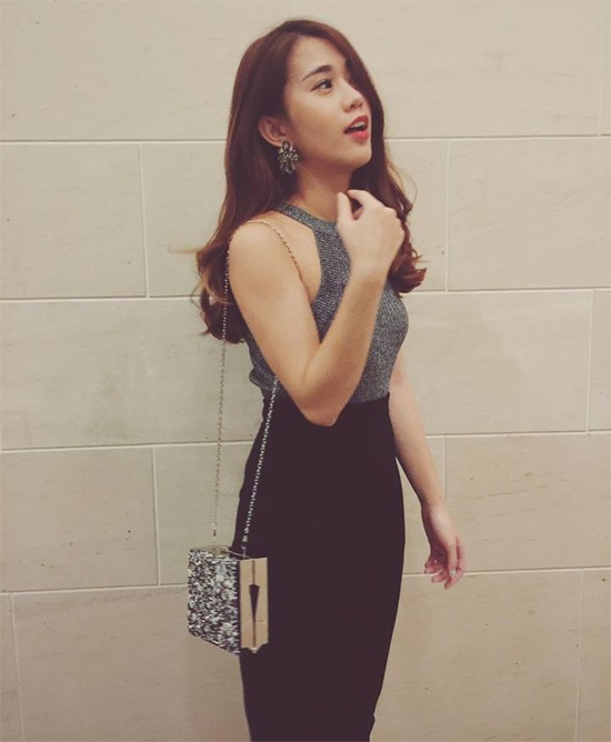 Áo thiết kế cổ yếm, chân váy dài ôm sát mang đến cho Ngọc Thảo phong cách quyến rũ, gợi cảm.