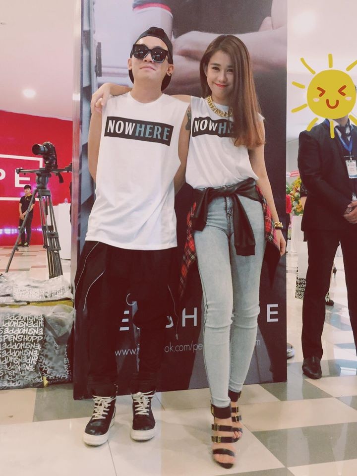 Ở một set đồ khác, xuất hiện cùng Phở Đặc Biệt cô nàng lại diện áo phông trắng in họa tiết chữ, quần jean năng động, khỏe khoắn.