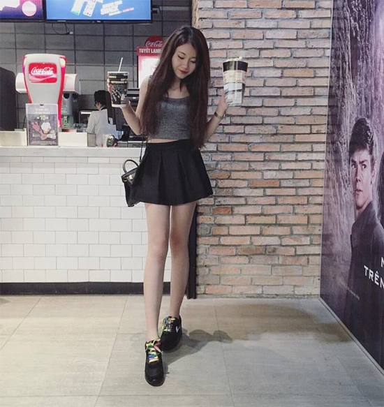 Đi xem phim Kiều My chọn áo crop top ôm sát, chân váy ngắn khoe chân dài miên man.