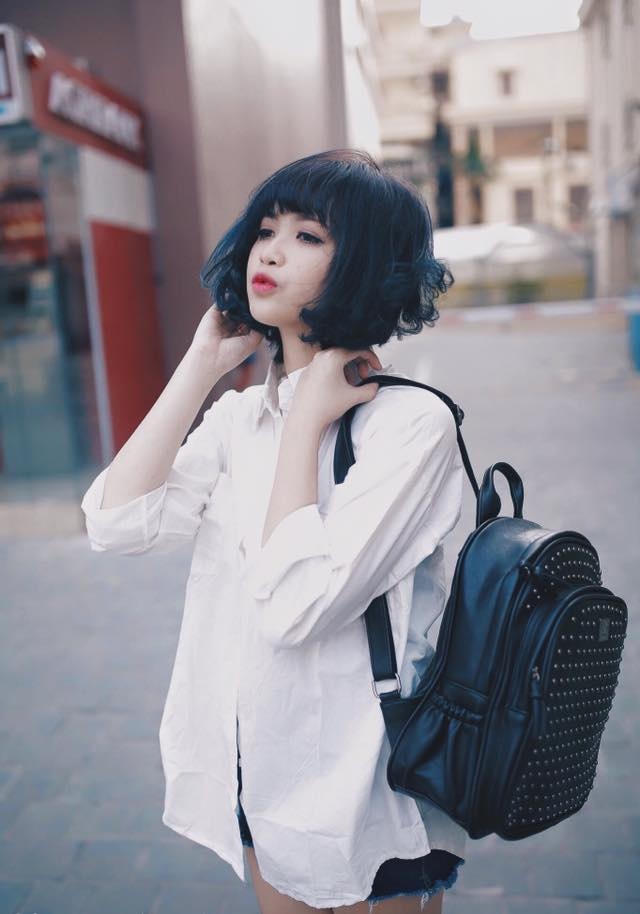 Áo sơ mi trắng cổ Đức đơn giản, quần short jean là item mang đến nét trẻ trung cho Mờ Naive.