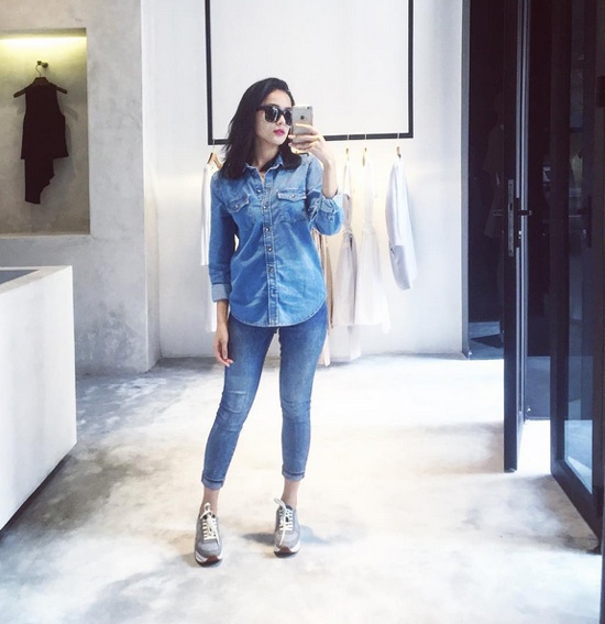 Denim on denim là style đời thường khỏe khoắn, thường được các cô gái trẻ như Hạ Vi yêu thích.