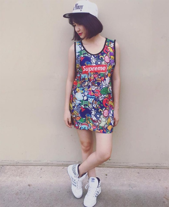 Hòa Minzy khoe phong cách năng động với váy liền thân dáng ngắn  họa tiết nổi bật. Giày thể thao, mũ cap là phụ kiện dạo  phố thường thấy ở Hòa Minzy.