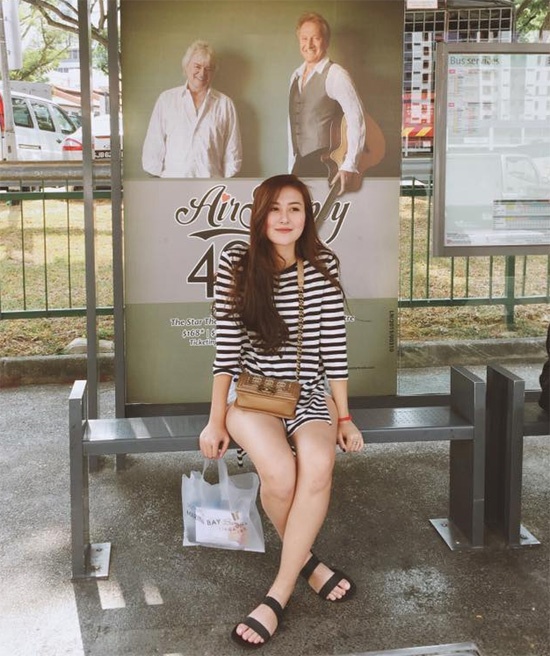 Hà Lade không bỏ qua họa tiết kẻ sọc tinh nghịch khi dạo phố