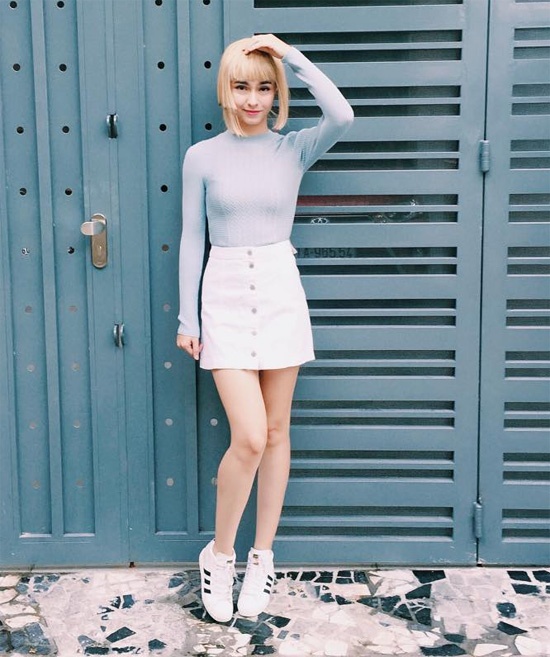 Những ngày thu se lạnh ở Miền Bắc, bạn có thể diện áo len mỏng dài tay mix cùng chân váy ngắn như MLee.