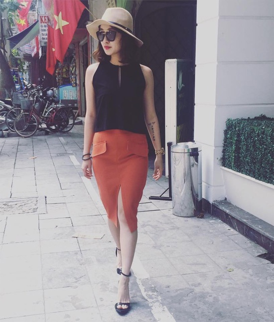 Chân váy xẻ gợi cảm màu cam được 