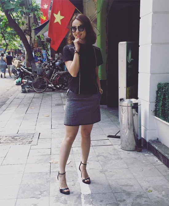 Nếu sở hữu vóc dáng đầy đặn, bạn gái có thể chọn thiết kế đơn giản cùng tông màu trầm như Mi Vân.