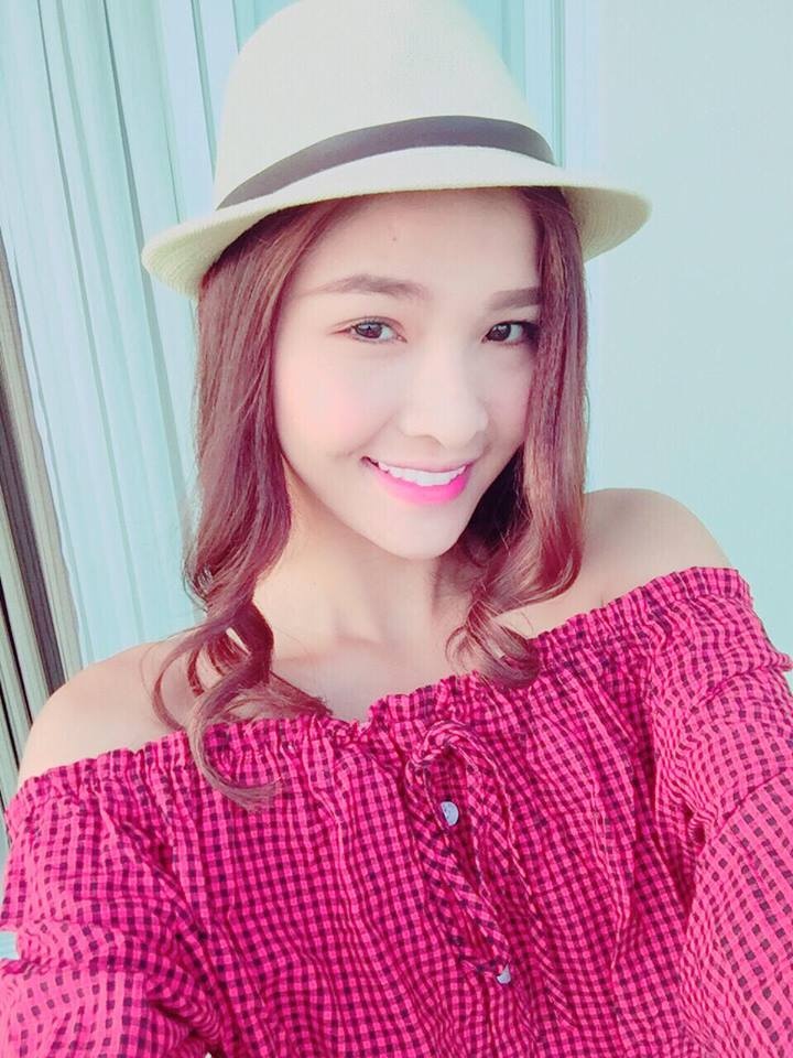 Kỳ Hân cực đáng yêu với áo kẻ ca rô dáng quây khoe vai trần thon gọn.  Mái tóc xoăn lọn nhẹ nhàng càng tôn thêm nét đáng yêu của cô nàng.